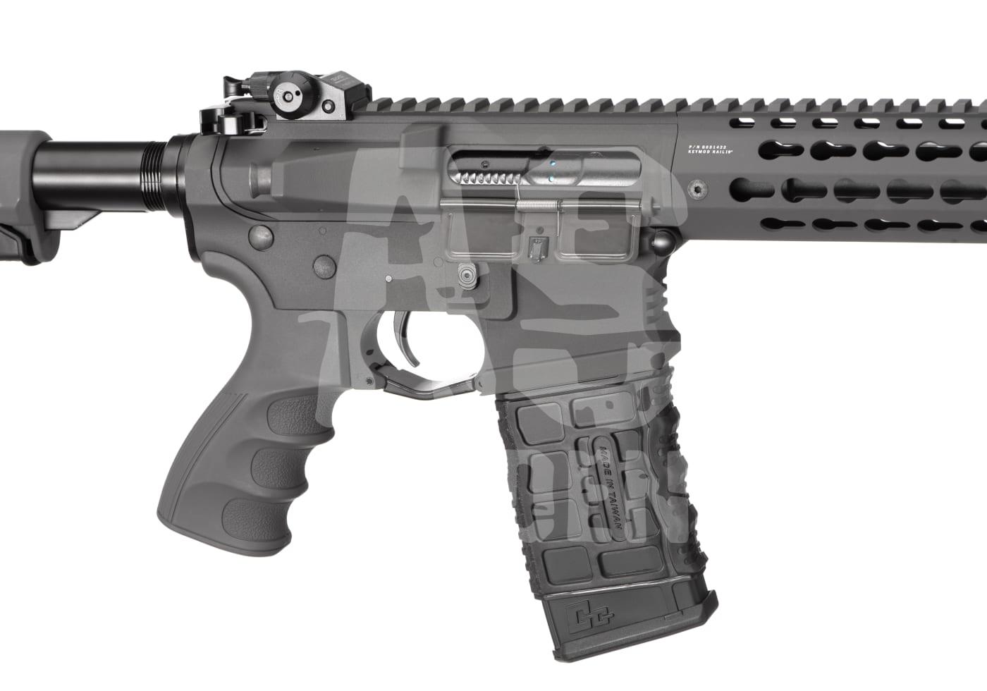 G&G CM16 E.T.U. SRL S-AEG - ab 18 Jahren Detailansicht eines grauen Airsoftgewehrs mit taktischem Handgriff und Magazinschacht.