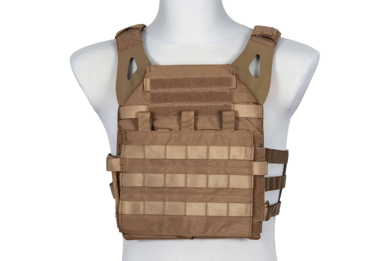 Coyote-brauner Plate Carrier auf Schaufensterpuppe, robust und strapazierfähig für Airsoft-Einsätze.