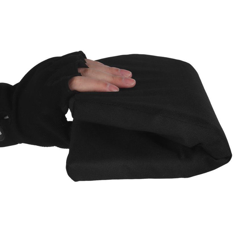 Wosport SAPI Platten Dummy 2er Set Hand mit schwarzem Handschuh hält gepolsterte, schwarze Tasche.