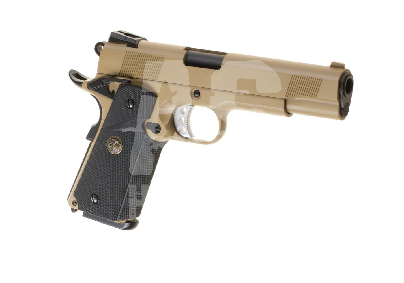 Tanfarbene Airsoft-Pistole 1911 mit schwarzen Griffschalen und Details, seitliche Ansicht.