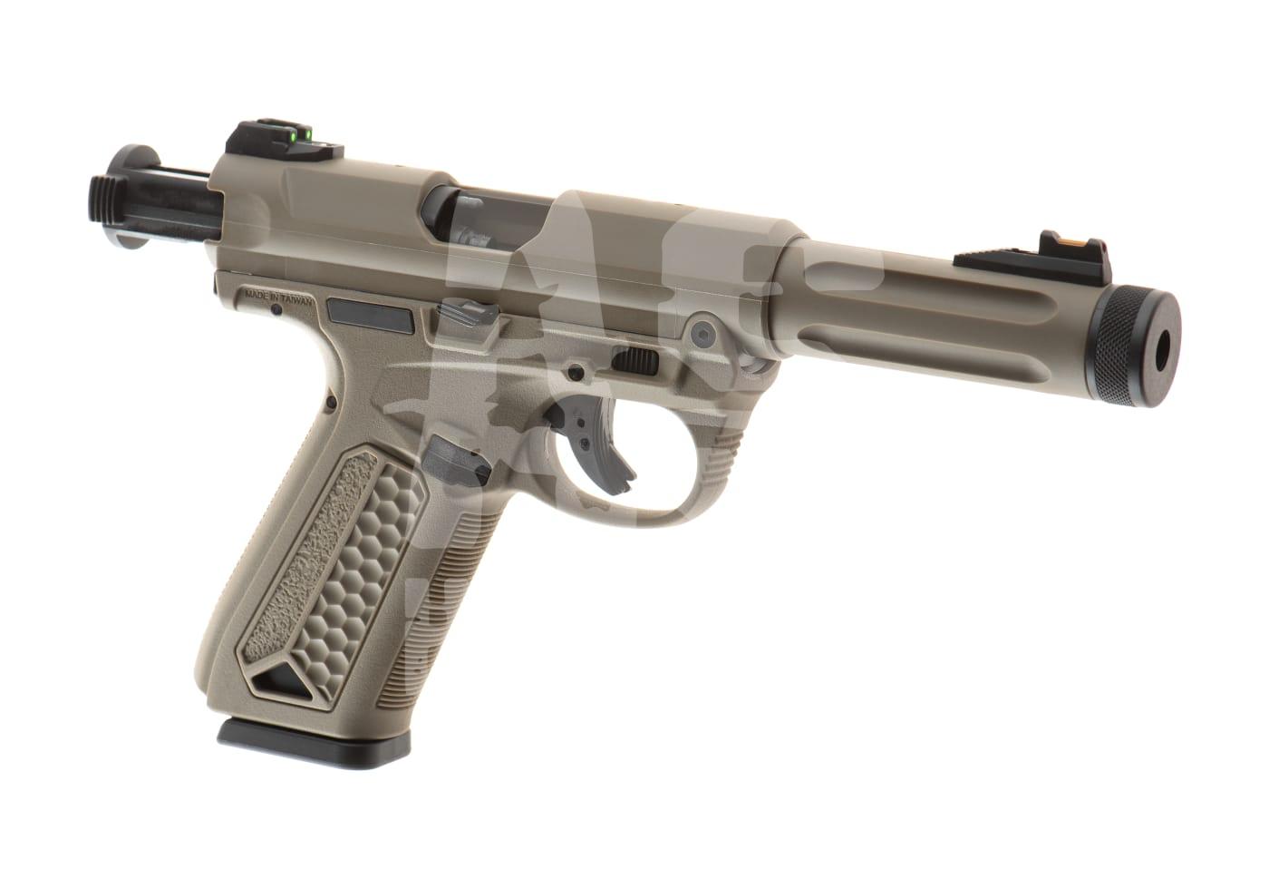 Tanfarbene Airsoft-Pistole mit strukturiertem Griff und langem Lauf, seitliche Ansicht.