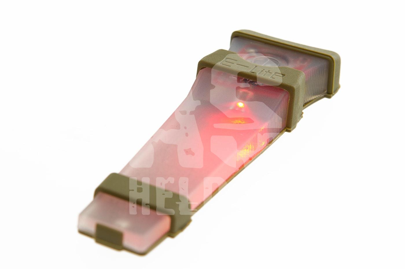 E-Lite Airsoft Signallicht in Olivgrün mit rotem Leuchten. Ideal für taktische Einsätze und Markierungen.