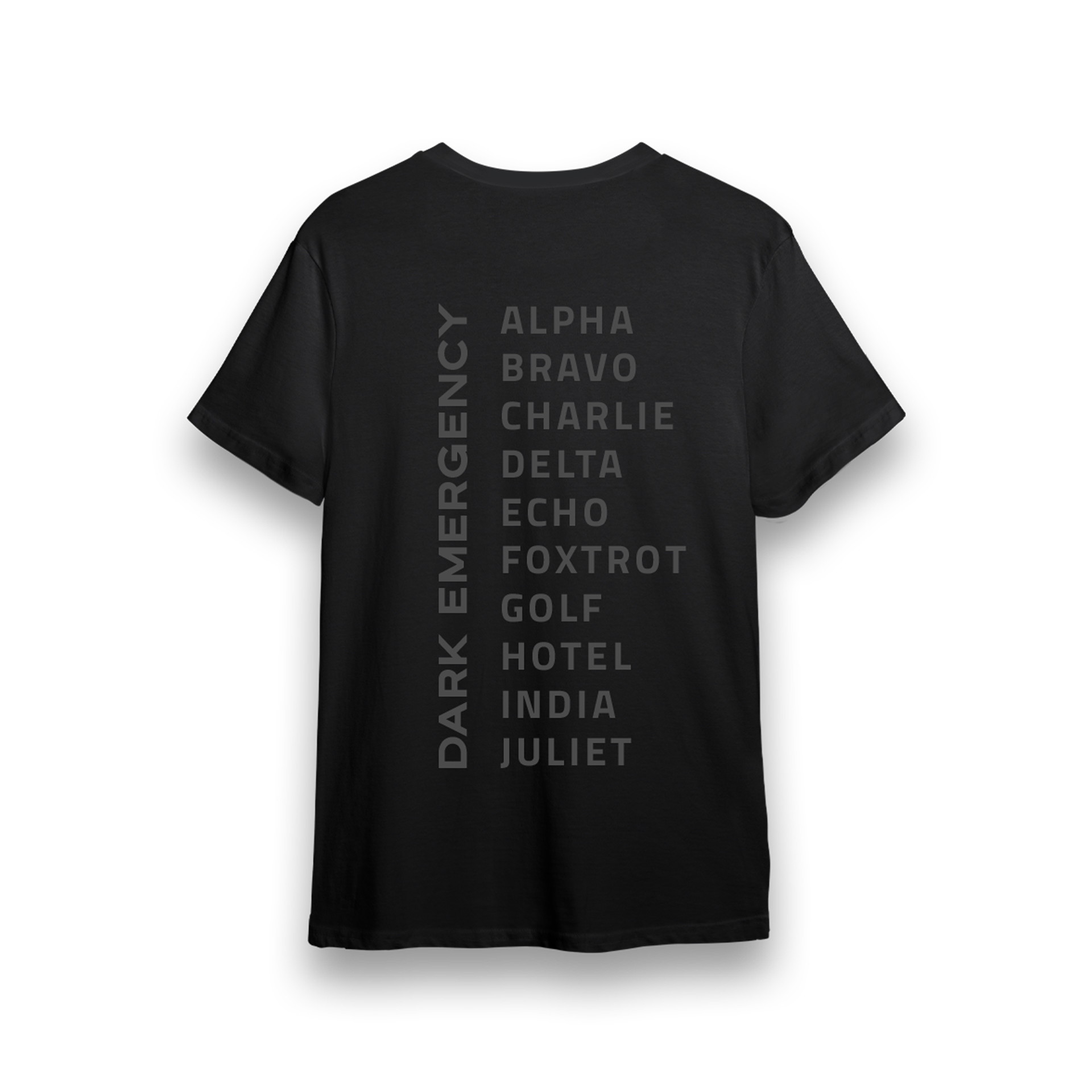 Schwarzes T-Shirt mit Wortliste: "Dark Emergency, Alpha, Bravo, Charlie, Delta..." in grauer Schrift auf der Rückseite.