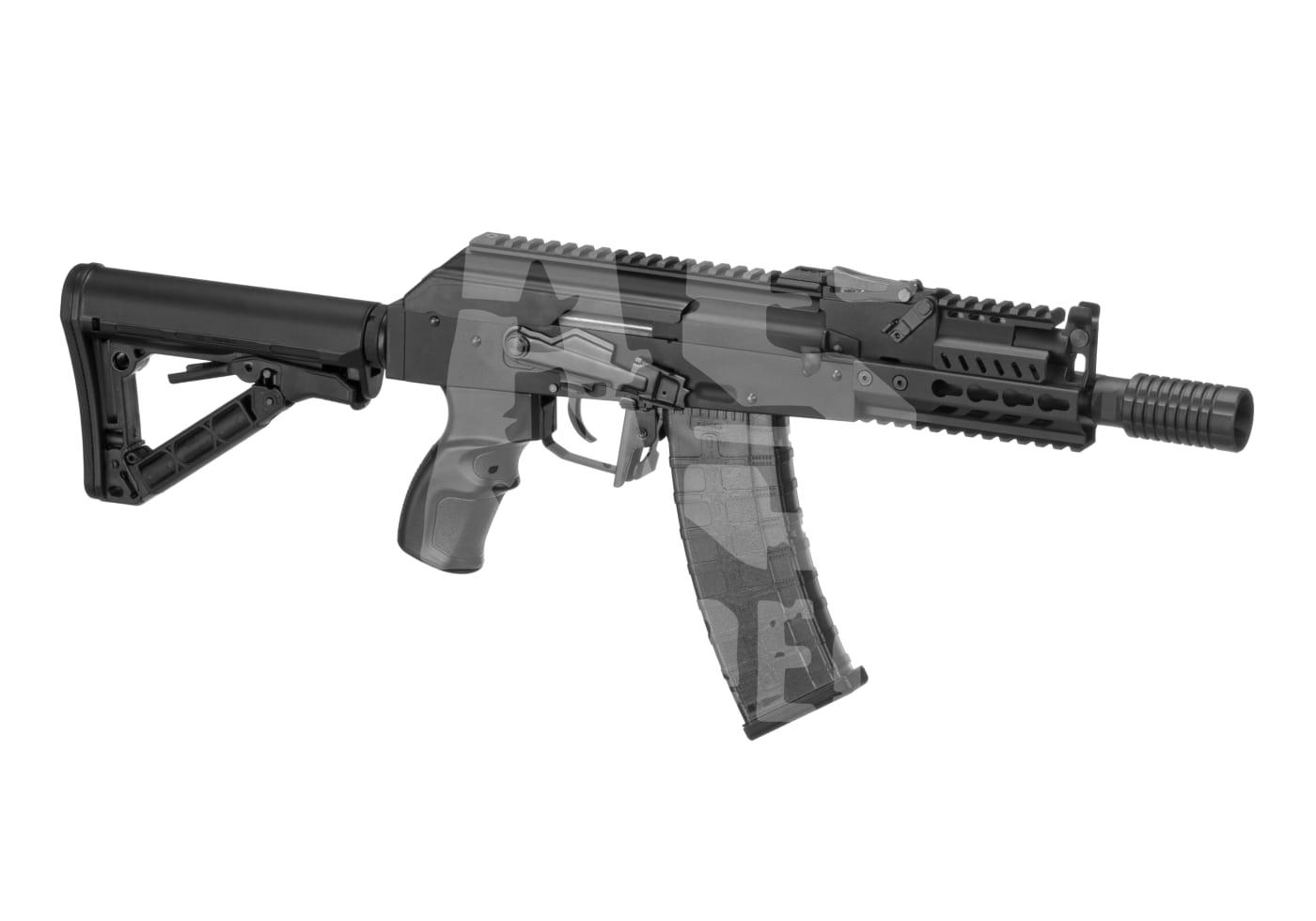 Airsoft-Sturmgewehr seitlich, mit verstellbarem Schaft und Tarnmuster auf Magazin.