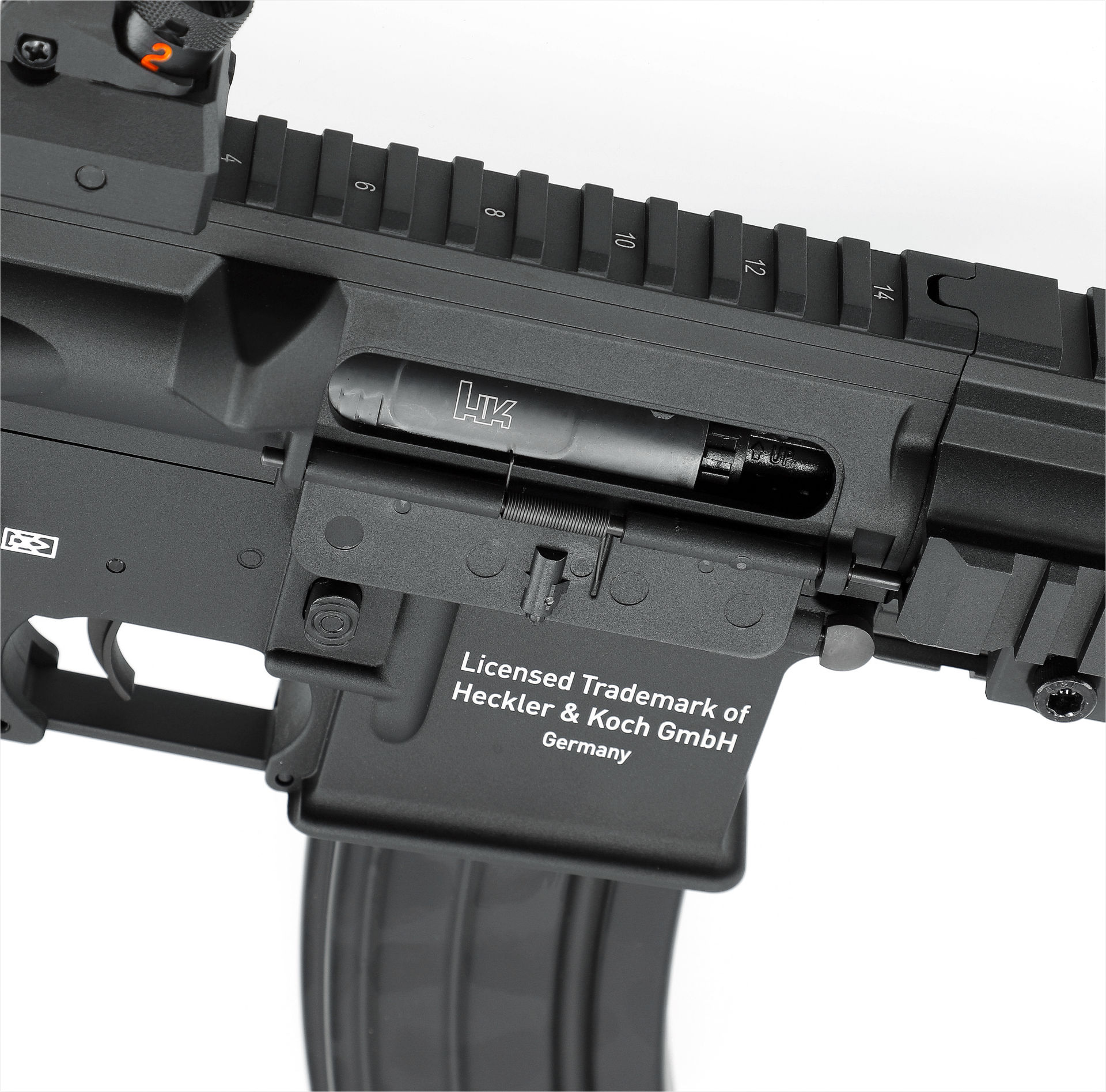 Nahaufnahme einer Airsoft-Gewehrreplik mit Heckler & Koch Lizenzierung.