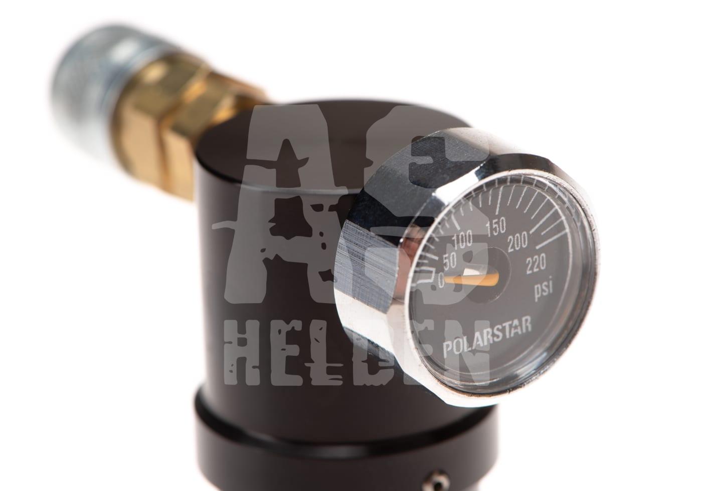 Manometer an einer Airsoft Druckregulierungseinheit von Polarstar, zeigt psi-Skala.