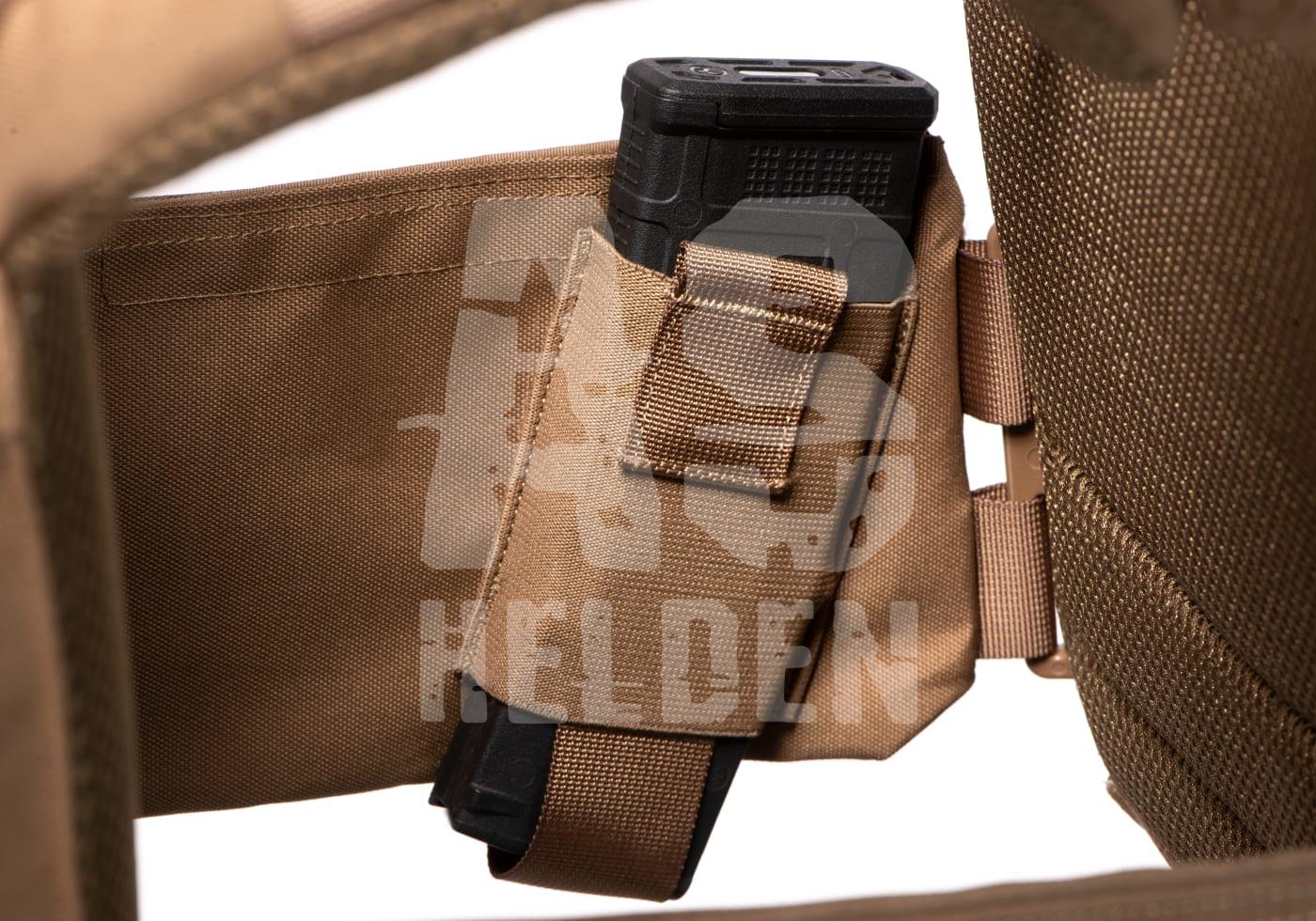 Beige Airsoft-Tasche mit Magazintasche in Nahaufnahme.