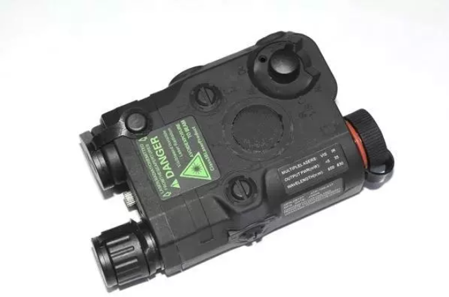 Taktisches Lasermodul für Airsoft-Waffen, mit Einstellknöpfen und Warnaufklebern auf schwarzem Gehäuse.