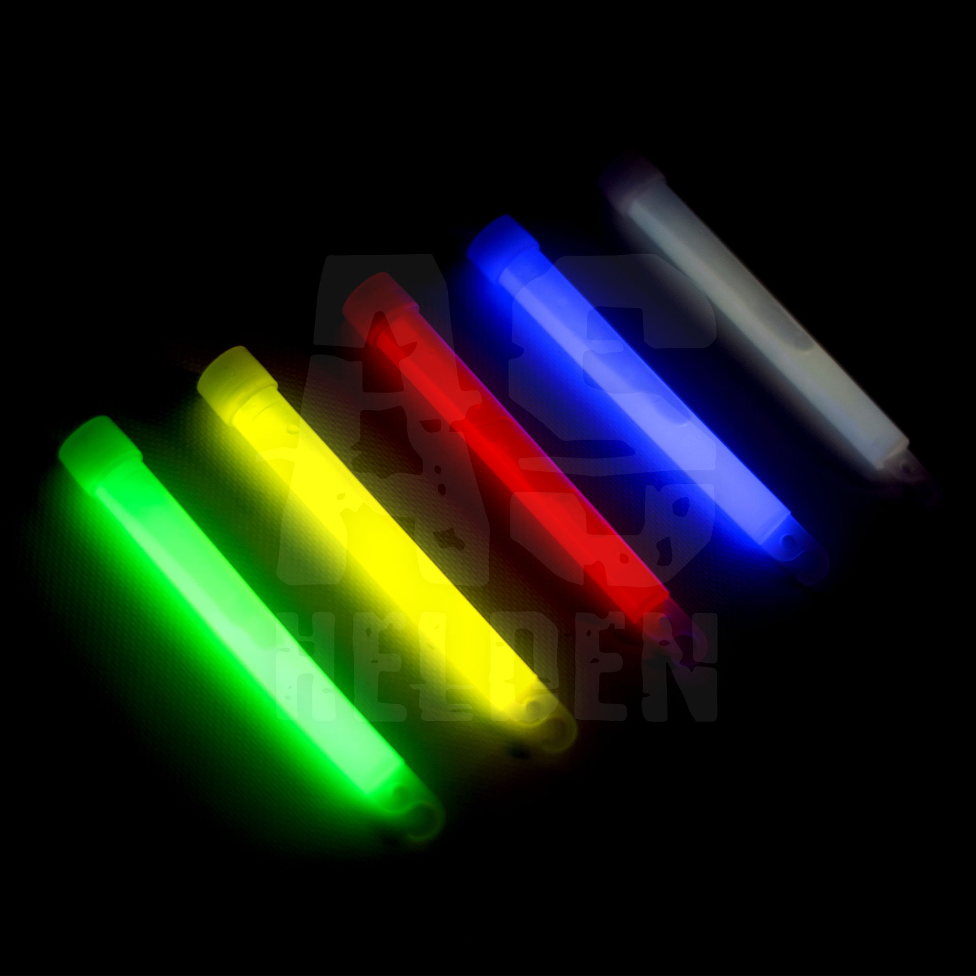 LEUCHTSTAB 1,5X15 CM 12 STD.GELB Fünf leuchtende Knicklichter in Grün, Gelb, Rot, Blau und Weiß auf schwarzem Hintergrund.