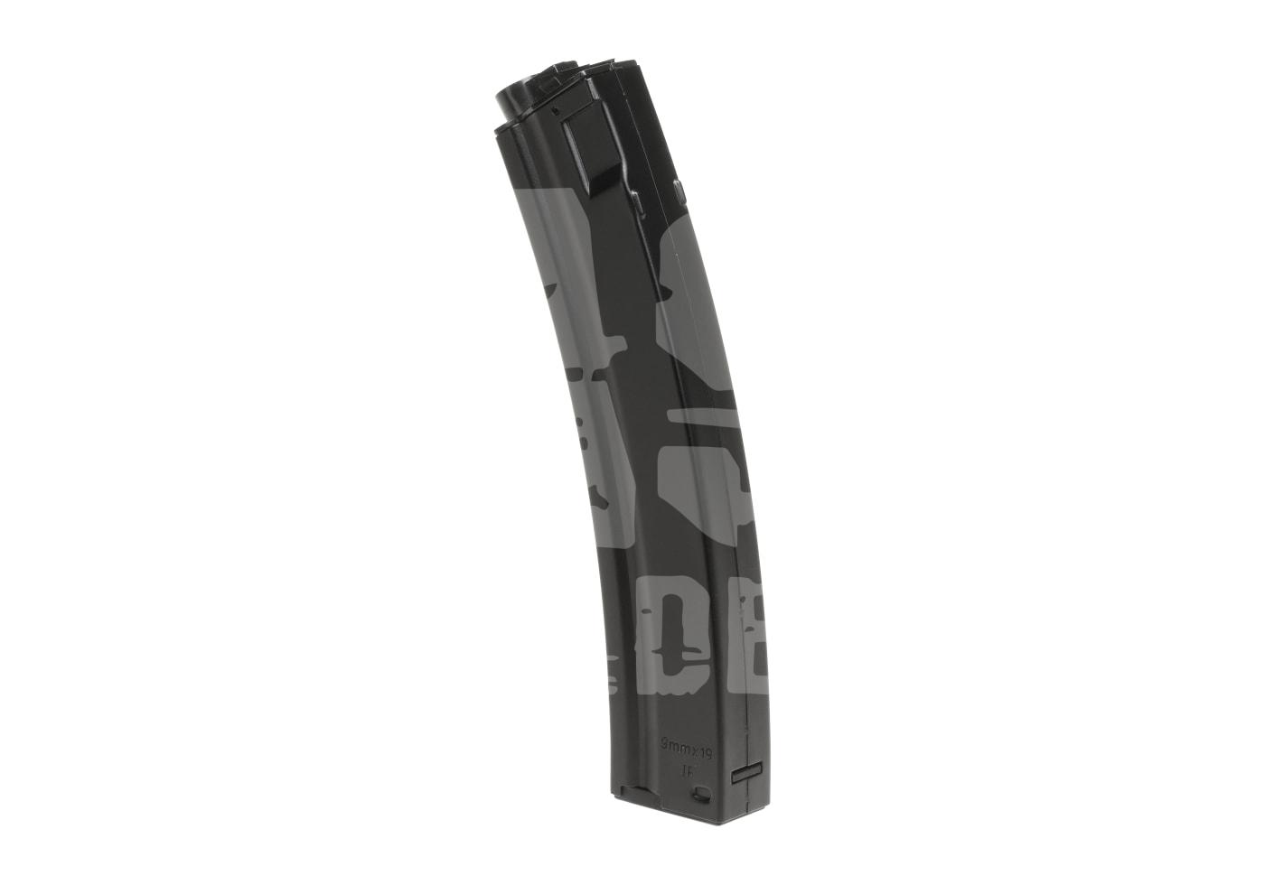 Schwarzes Airsoft-Magazin mit Tarnmuster, gebogen, für 9mm-Waffen, seitliche Ansicht.