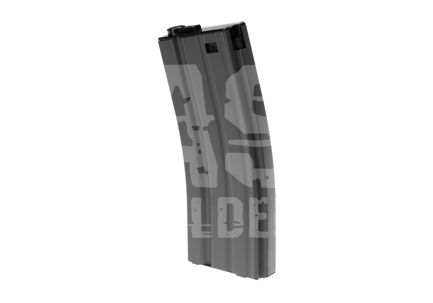 Ein graues Airsoft-Stangenmagazin in Hochformat mit leicht gebogener Form, auf weißem Hintergrund.
