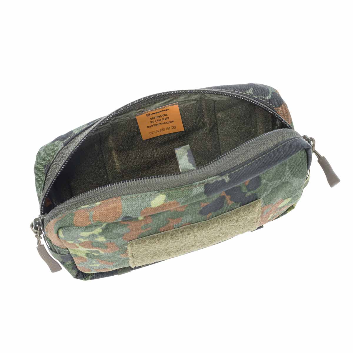 Tarnfarbene Airsoft-Tasche mit Reißverschluss, geöffnet, zeigt Innenfutter und Label.