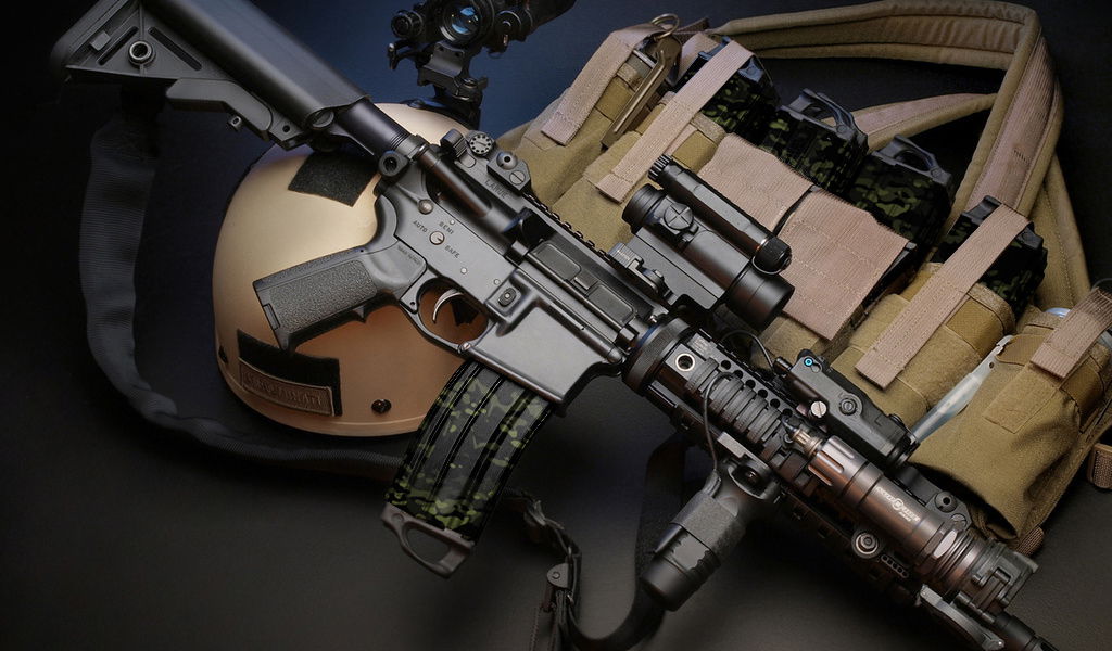 Airsoft-Ausrüstung: Nachtsichtgerät, taktischer Helm, Weste und Gewehr mit Zubehör, auf schwarzem Hintergrund.