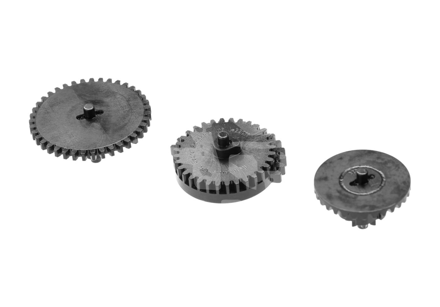 Drei schwarze Zahnräder für Airsoft-Getriebe, auf weißem Hintergrund dargestellt.