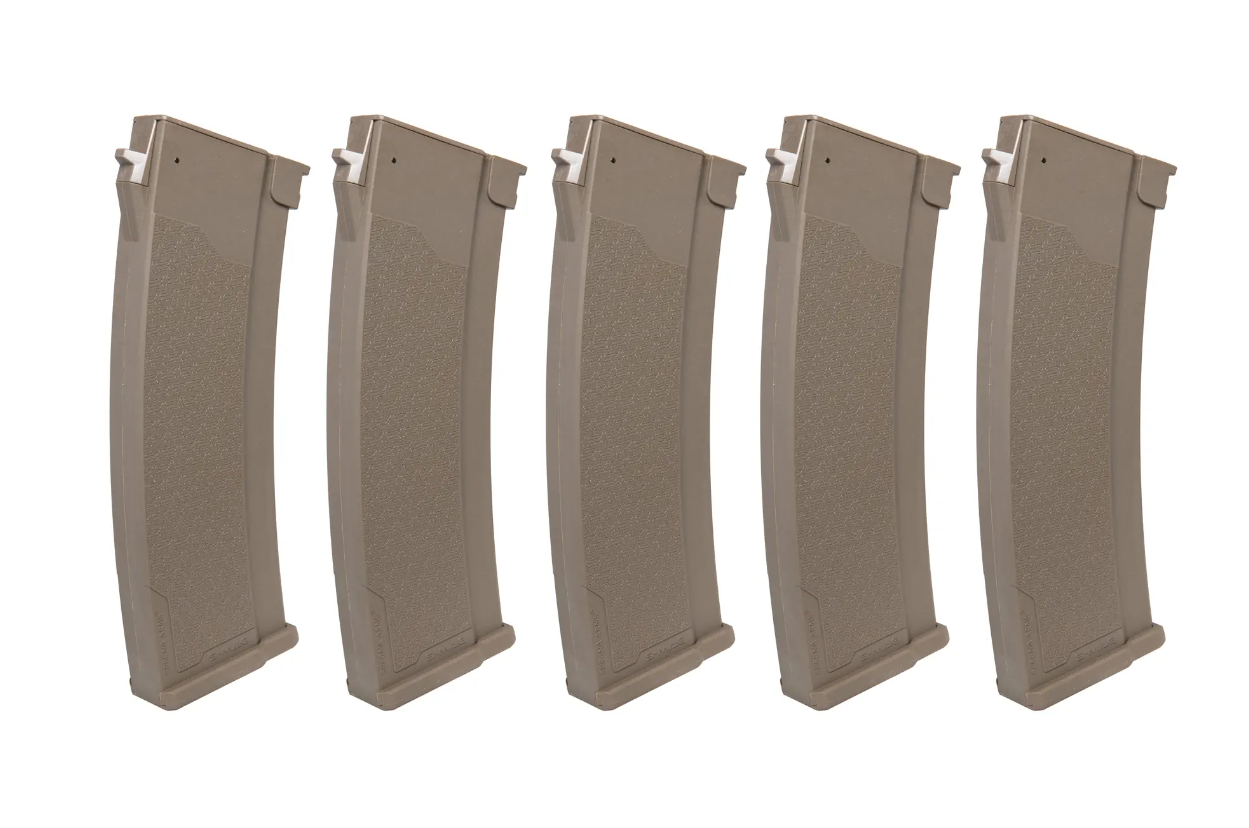 Fünf braune Airsoft-Magazine aufrecht nebeneinander in einer weißen Umgebung.