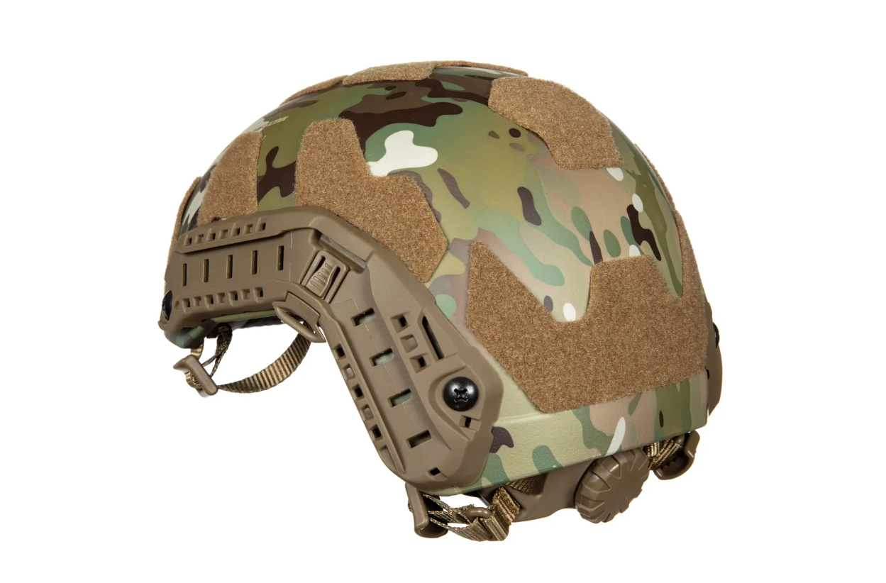 Taktischer Airsoft-Helm im Camouflage-Design mit Klettflächen und Seitenschienen.
