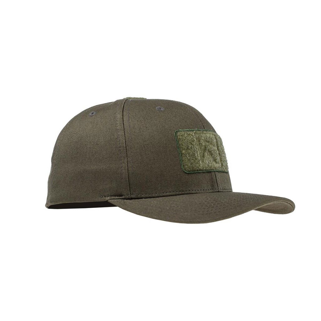 Olivegrüne Airsoft-Kappe mit Klettfläche auf der Vorderseite.