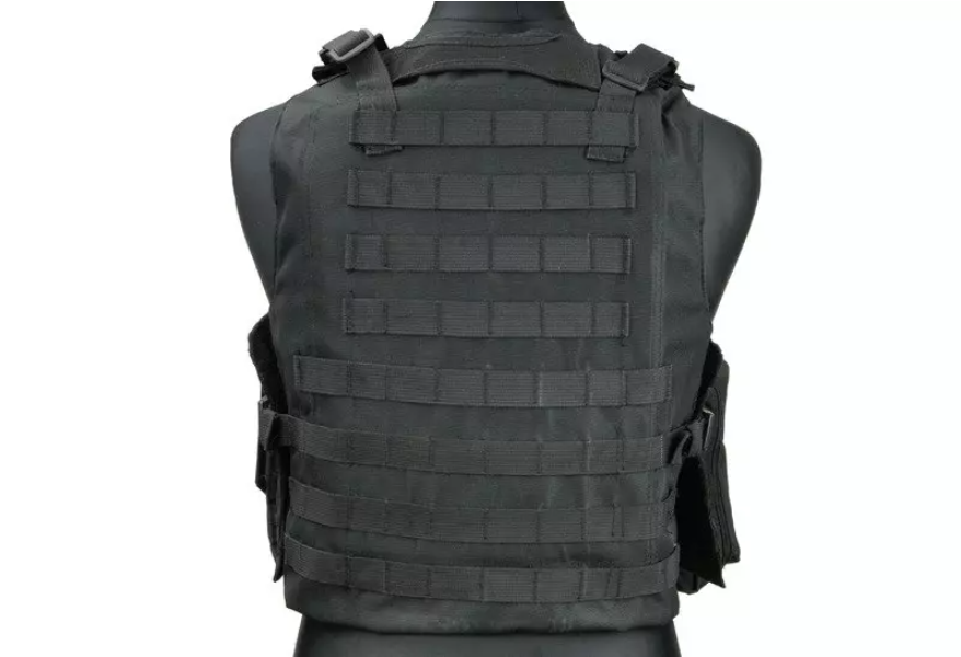 Schwarze, taktische Weste mit Molle-System auf einem Schaufensterpuppe-Rücken.