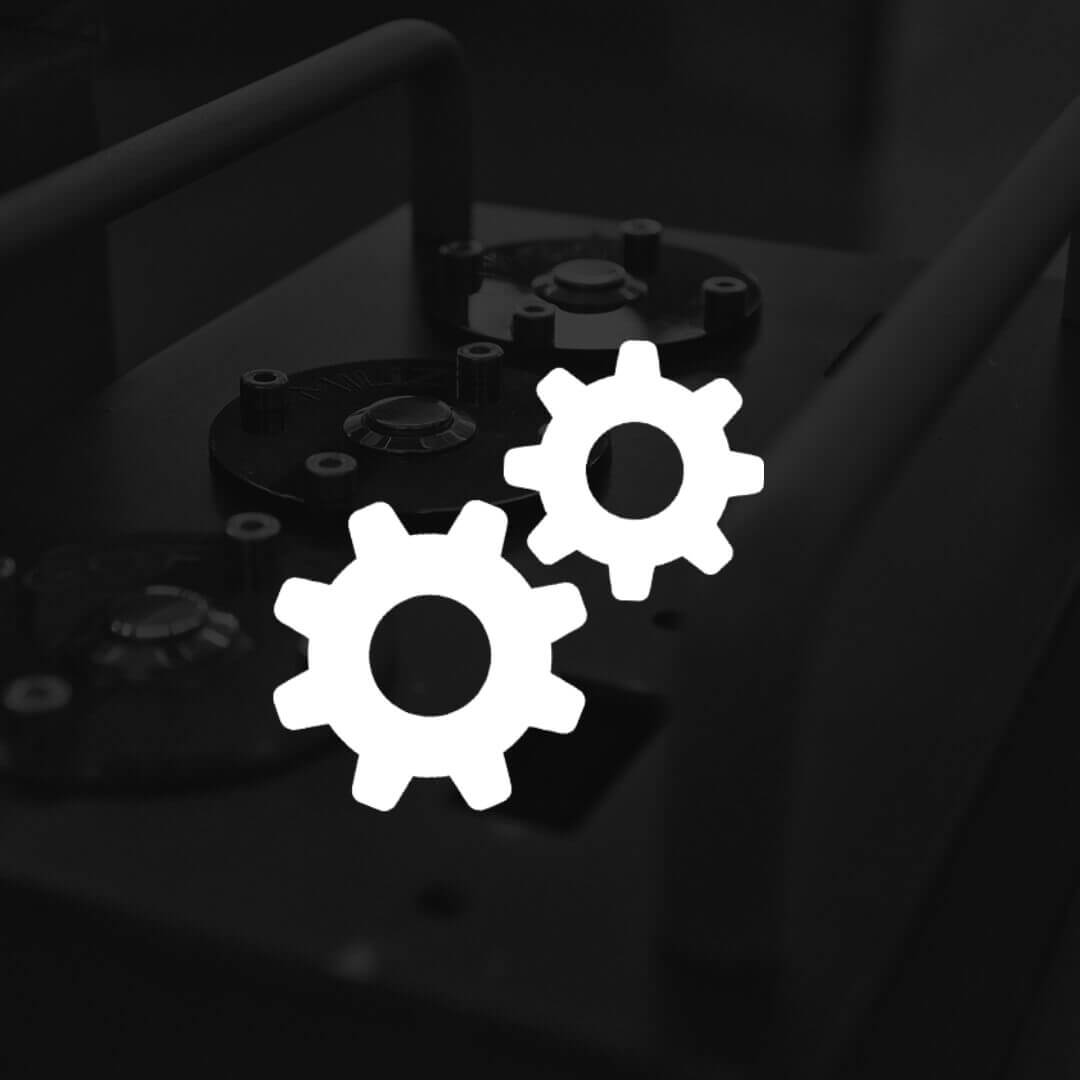 Symbolische Zahnräder auf schwarzem Hintergrund, Technik- oder Einstellungsdarstellung.