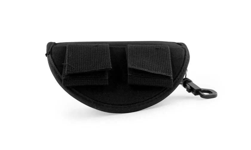 Schwarze, halbrunde Neoprenhülle mit Klettverschlüssen und Karabinerhaken, isoliert auf weißem Hintergrund.