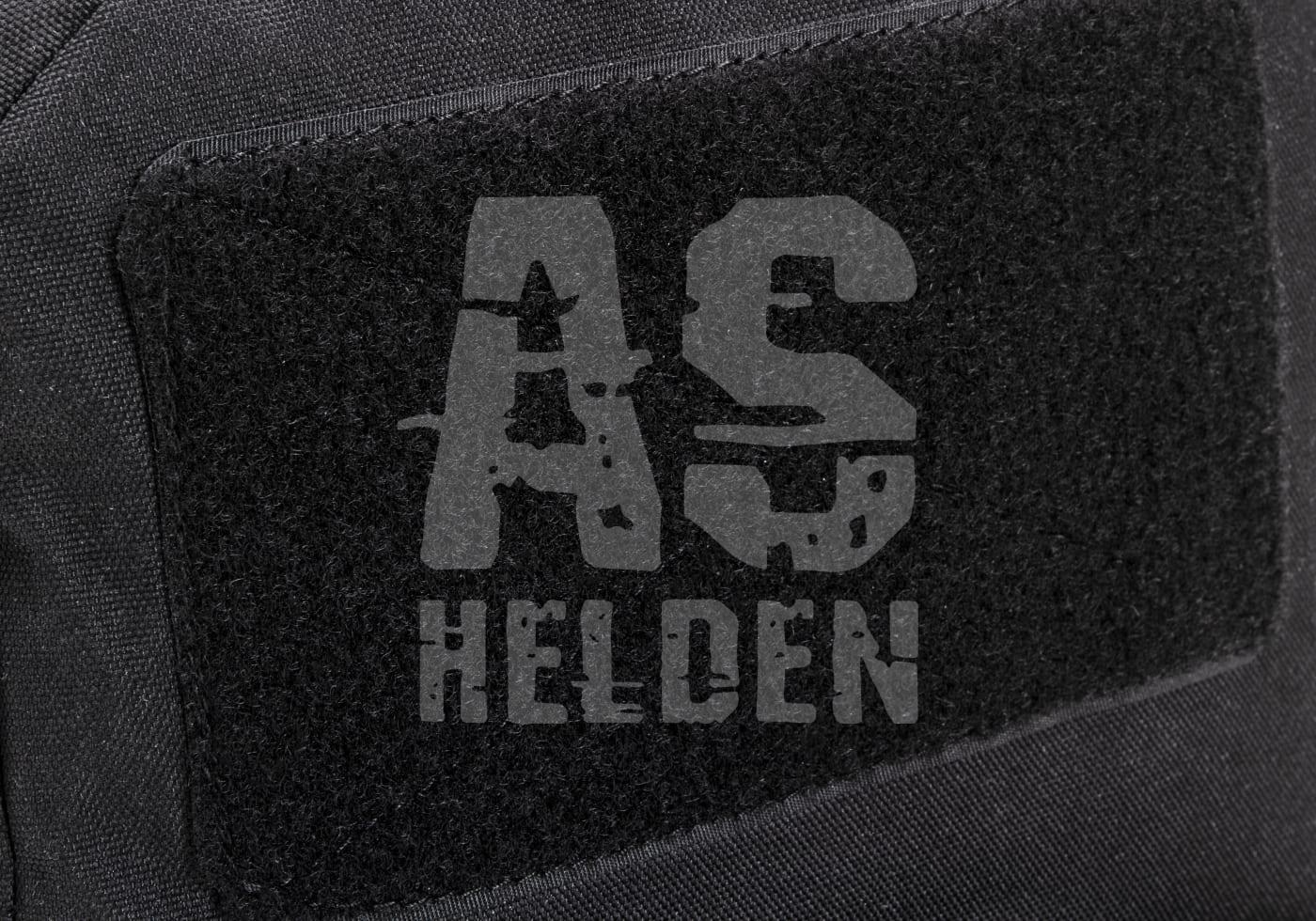 Cargo Pack Schwarzes Patch mit "AS HELDEN" Schriftzug auf Textiluntergrund. Airsoft-Logo im rauen Stil.