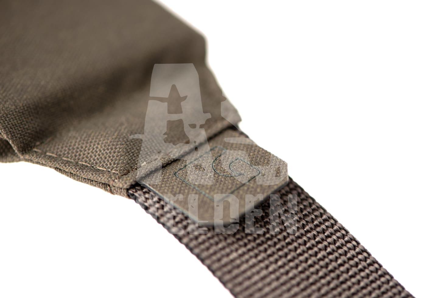 Nahaufnahme eines olivgrünen Gewebebandes mit verstärkter Naht und Befestigungsschlaufe, ideal für Airsoft-Ausrüstung.