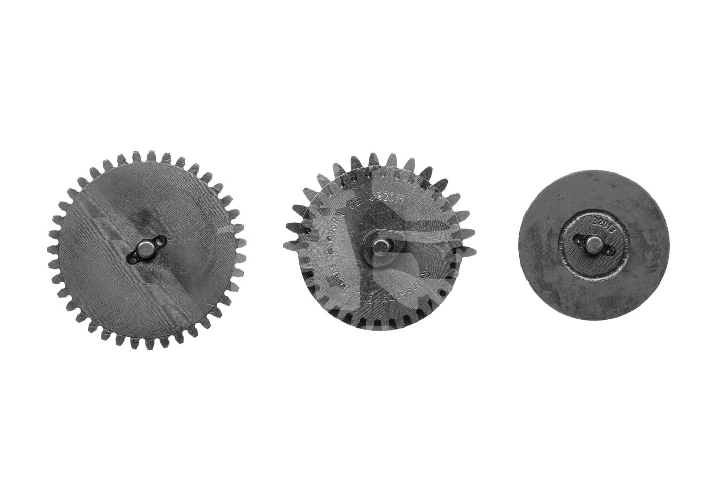 Drei Airsoft-Zahnräder verschiedener Größen auf weißem Hintergrund.