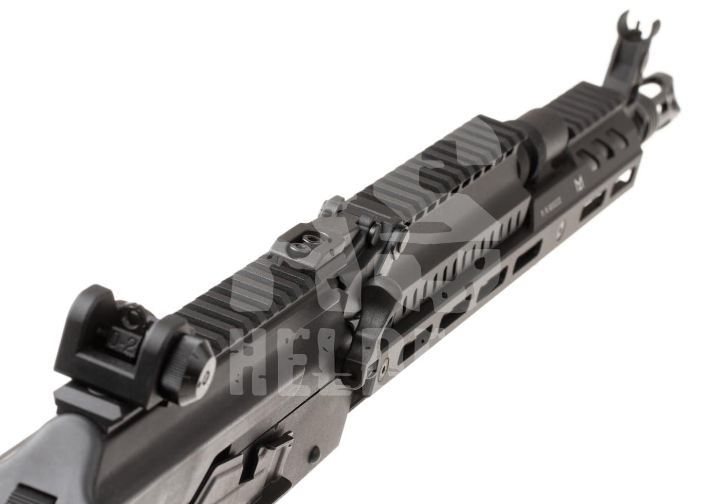 Airsoft Sturmgewehr-Aufbau mit taktischen Schienen und Visierung, perspektivisch von oben fotografiert.