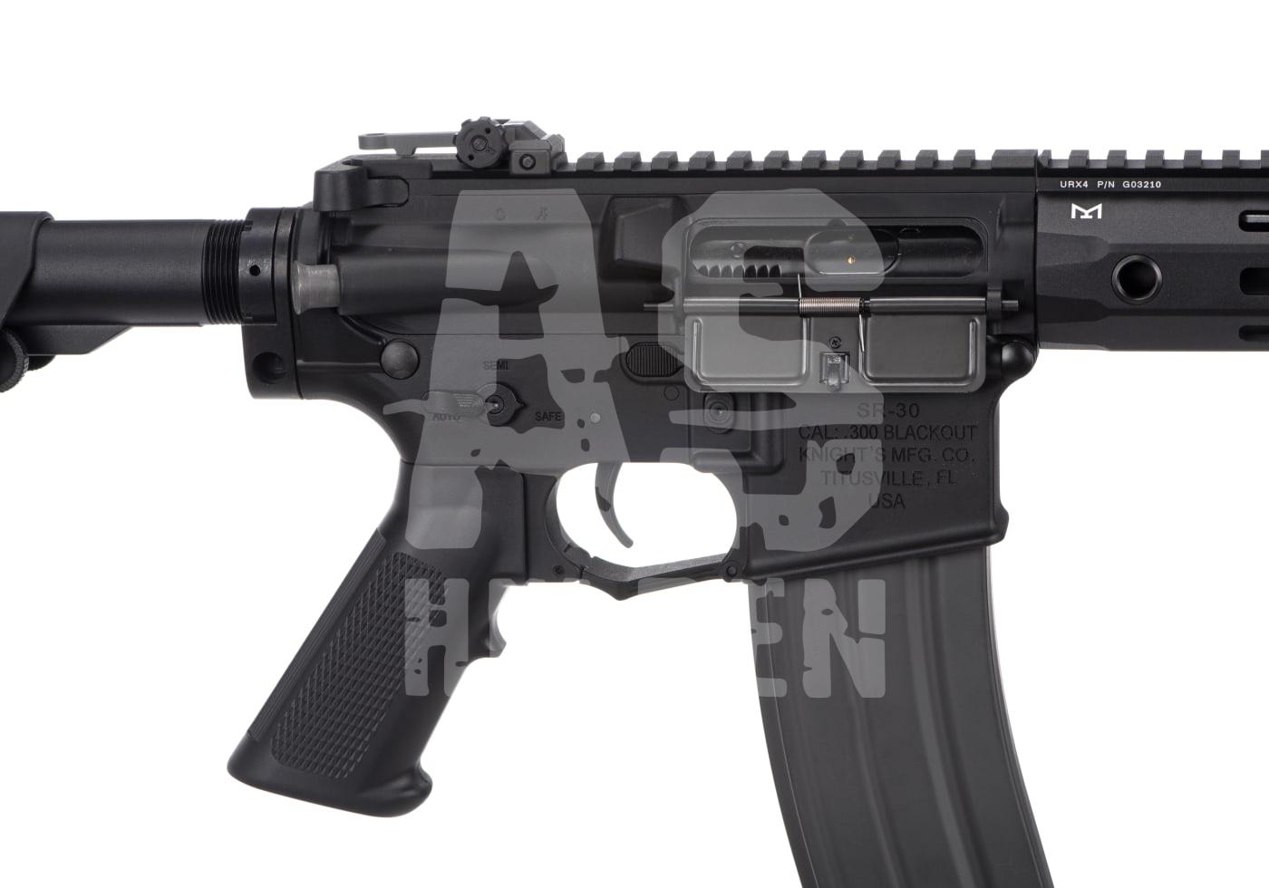 Airsoft-Gewehrnahaufnahme mit Logo-Overlay, schwarze Bauweise, Abzug und Magazinschacht sichtbar.