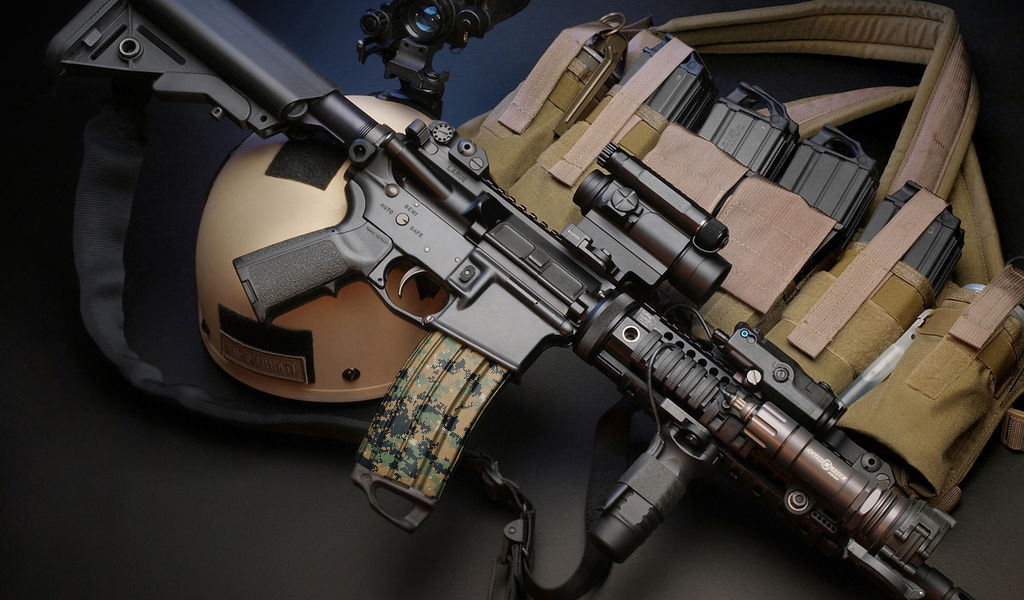 Airsoft-Ausrüstung mit taktischem Helm, Gewehr, Tarnmagazin und Weste mit Magazintaschen.