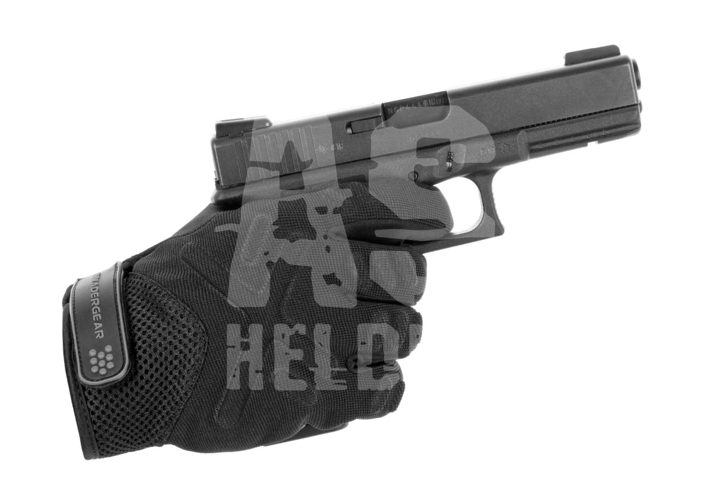 Schwarz bekleidete Hand hält Airsoft-Pistole, seitliche Ansicht.