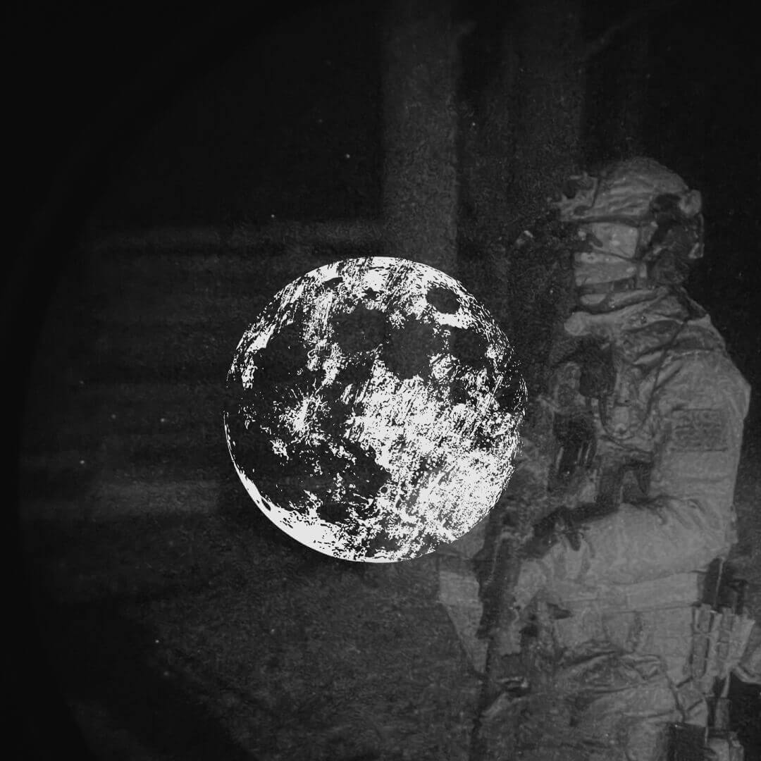 Soldat mit Nachtsichtgerät und Vollmond in Schwarz-Weiß.