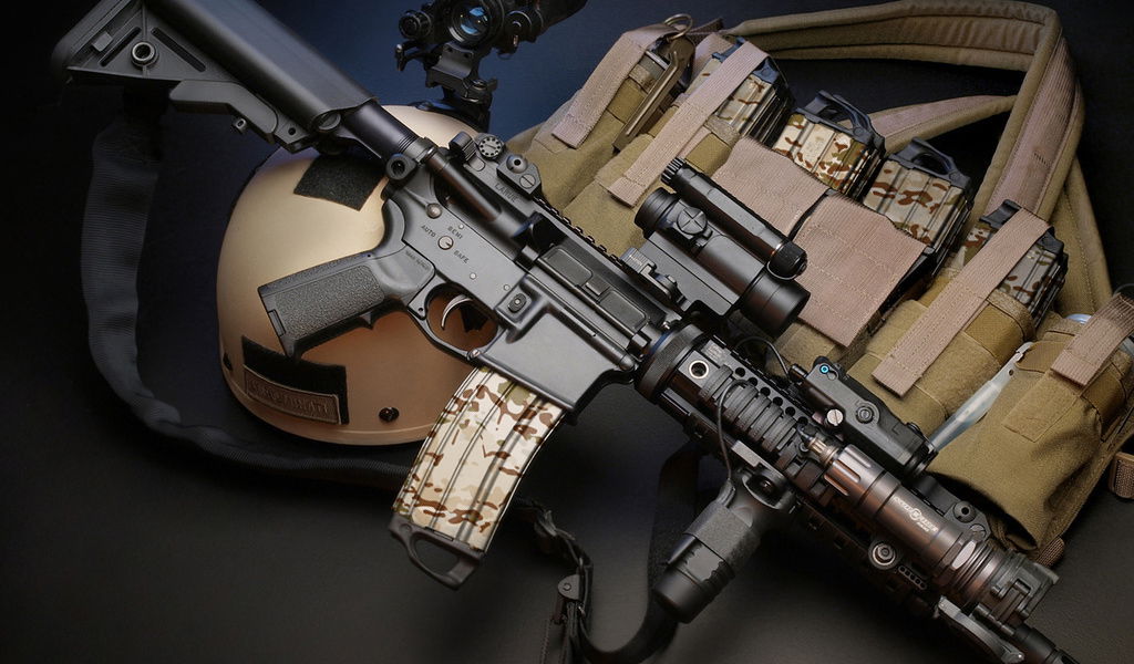 GunsWrap AR15 / M4 Rifle Magazin Skins Airsoft-Gewehr mit Zielfernrohr, taktische Weste und Helm auf schwarzem Hintergrund.