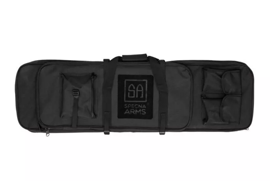Schwarze Gewehrtasche von Specna Arms mit mehreren Außentaschen und Tragegriffen.