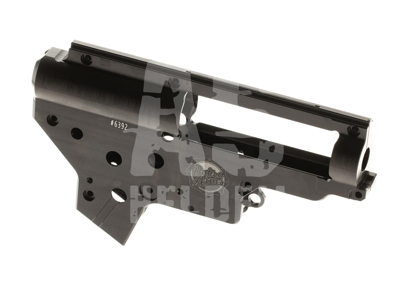 Gehäuse für Airsoft-Waffe aus schwarzem Metall mit Bohrungen und Nummerierung.