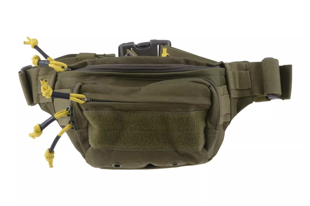 Olivegrüne Bauchtasche mit gelben Zippern und Verstellgurt, ideal für Airsoft-Equipment.