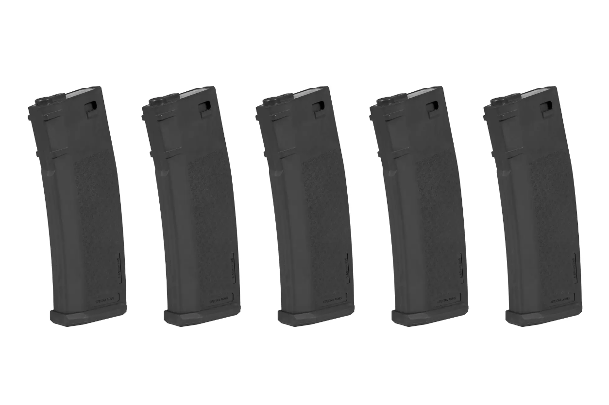 Fünf schwarze Airsoft-Magazine in einer Reihe nebeneinander.