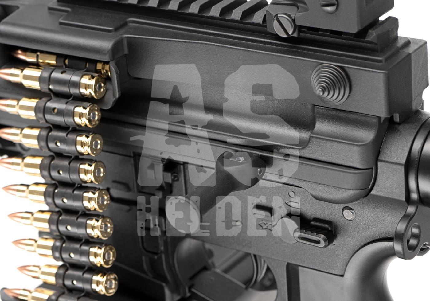 Nahaufnahme eines schwarzen Airsoft-Gewehrs mit Patronenband im Vordergrund.