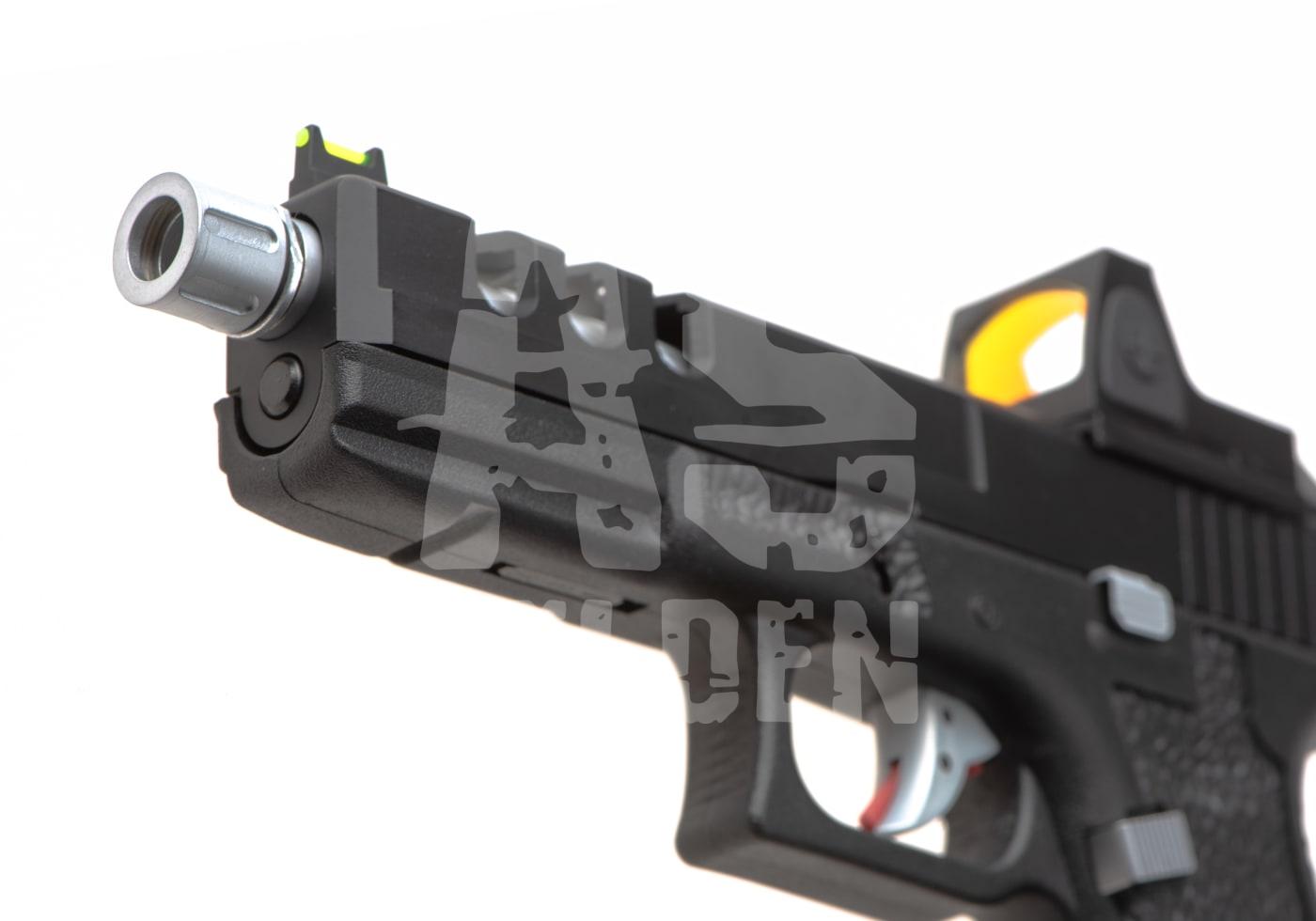 Schwarze Airsoft-Pistole mit silbernem Lauf und Visier, Nahaufnahme von der Laufmündung.