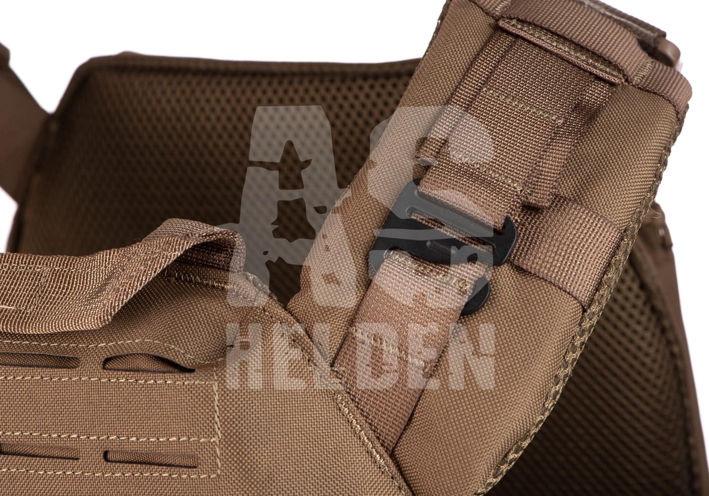 Taktische Weste mit robustem, braunem Material und stabilen Verschlussdetails.