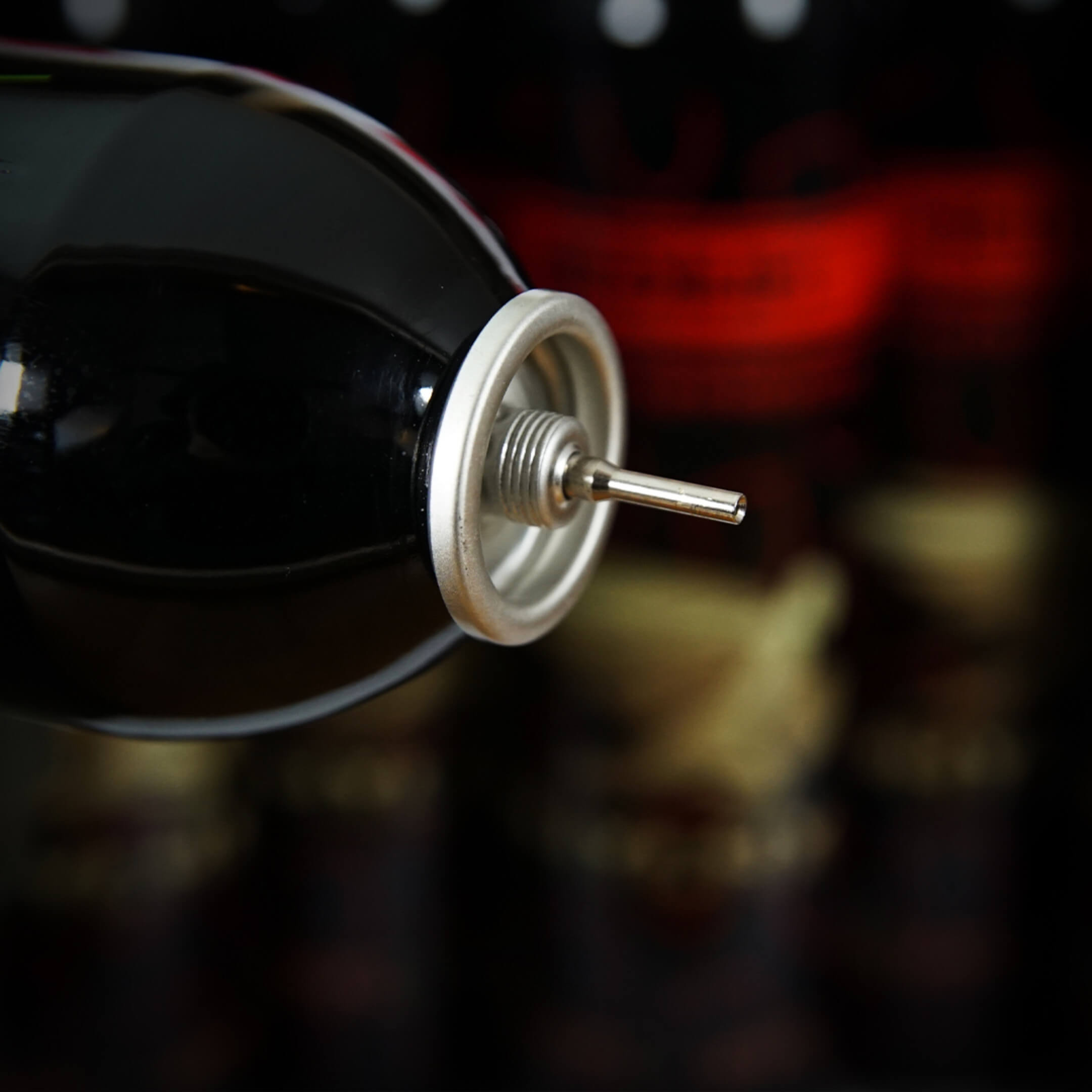 Nahaufnahme einer CO2-Kapsel für Airsoft-Waffen vor unscharfem Hintergrund.