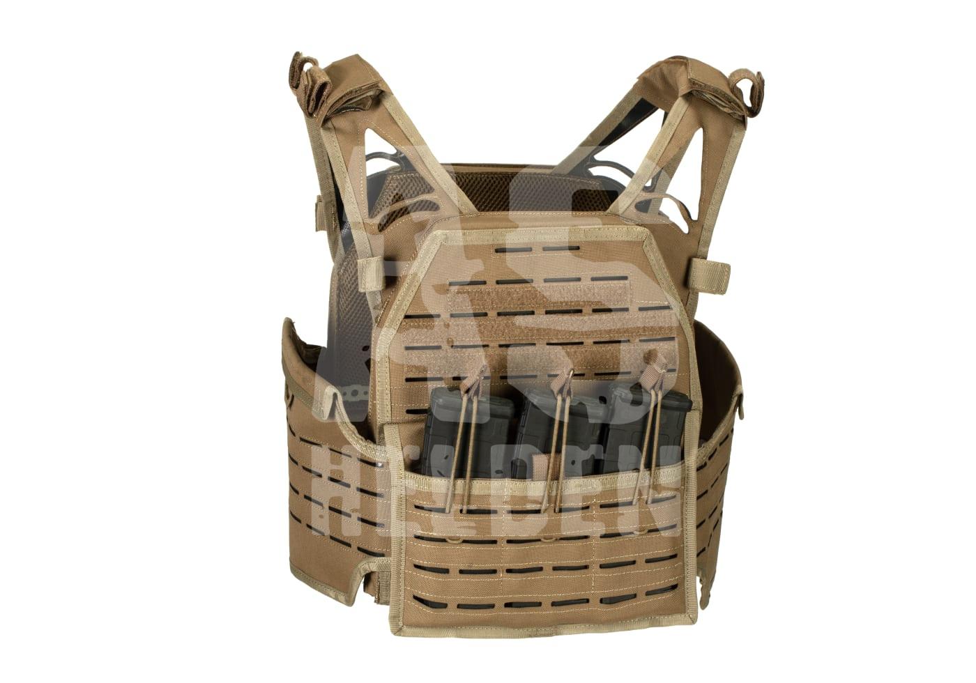 Tan Plate Carrier mit Molle-System und Magazintaschen für Airsoft.
