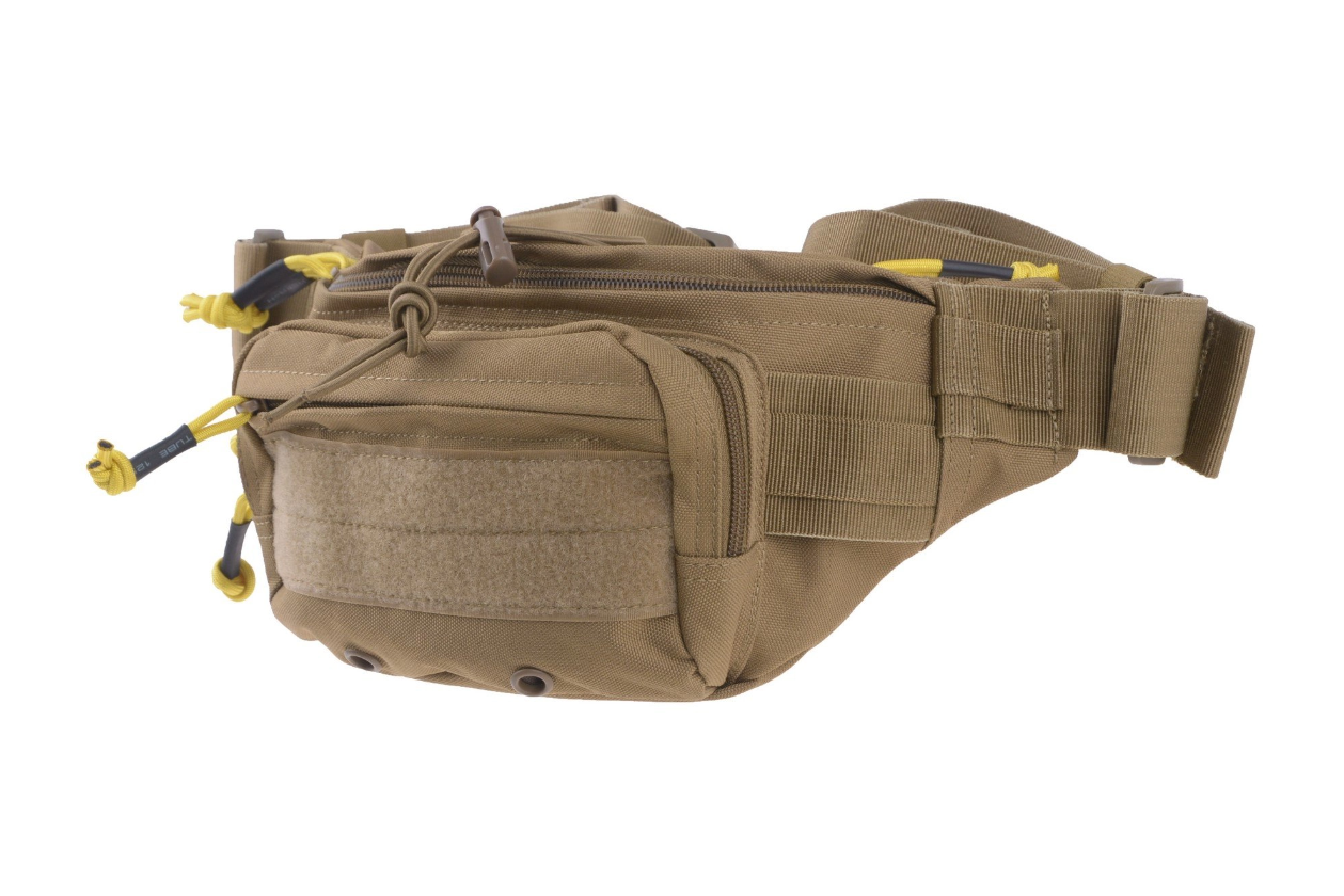 Braune Airsoft-Taktiktasche mit Reißverschlüssen und verstellbarem Gurt. Ideal für Ausrüstungstransport.