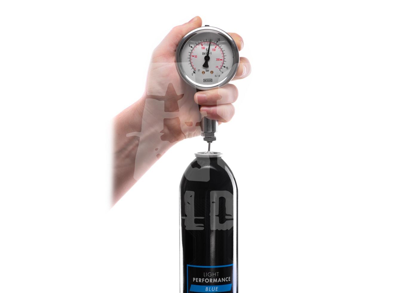 Light Performance Blue Gas 500ml Hand hält Manometer an Gasflasche, misst Druck für Airsoft.