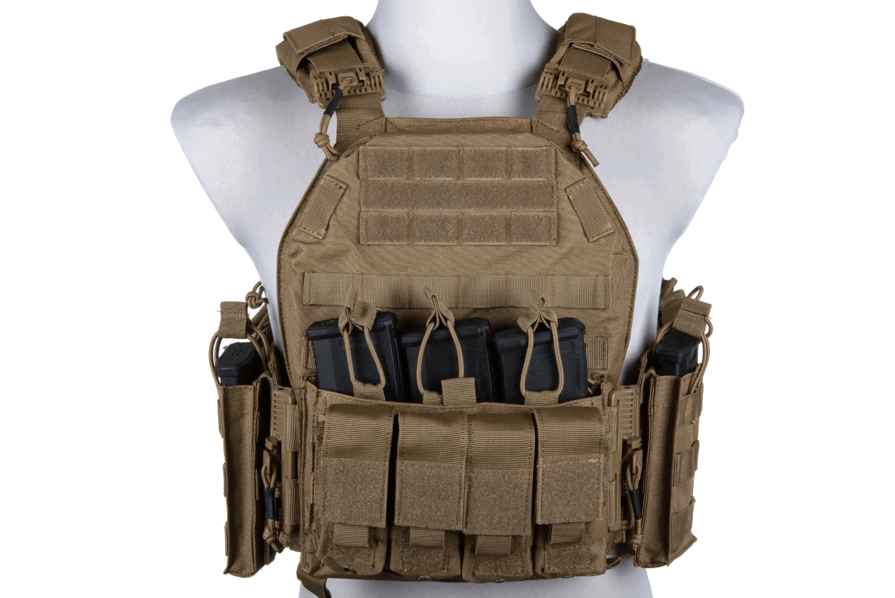 GFT Plate Carrier 8944-1 tan/coyote Taktische Weste in Coyote-Braun mit mehreren Taschen und Magazinslots, ideal für Airsoft-Spielausrüstung.