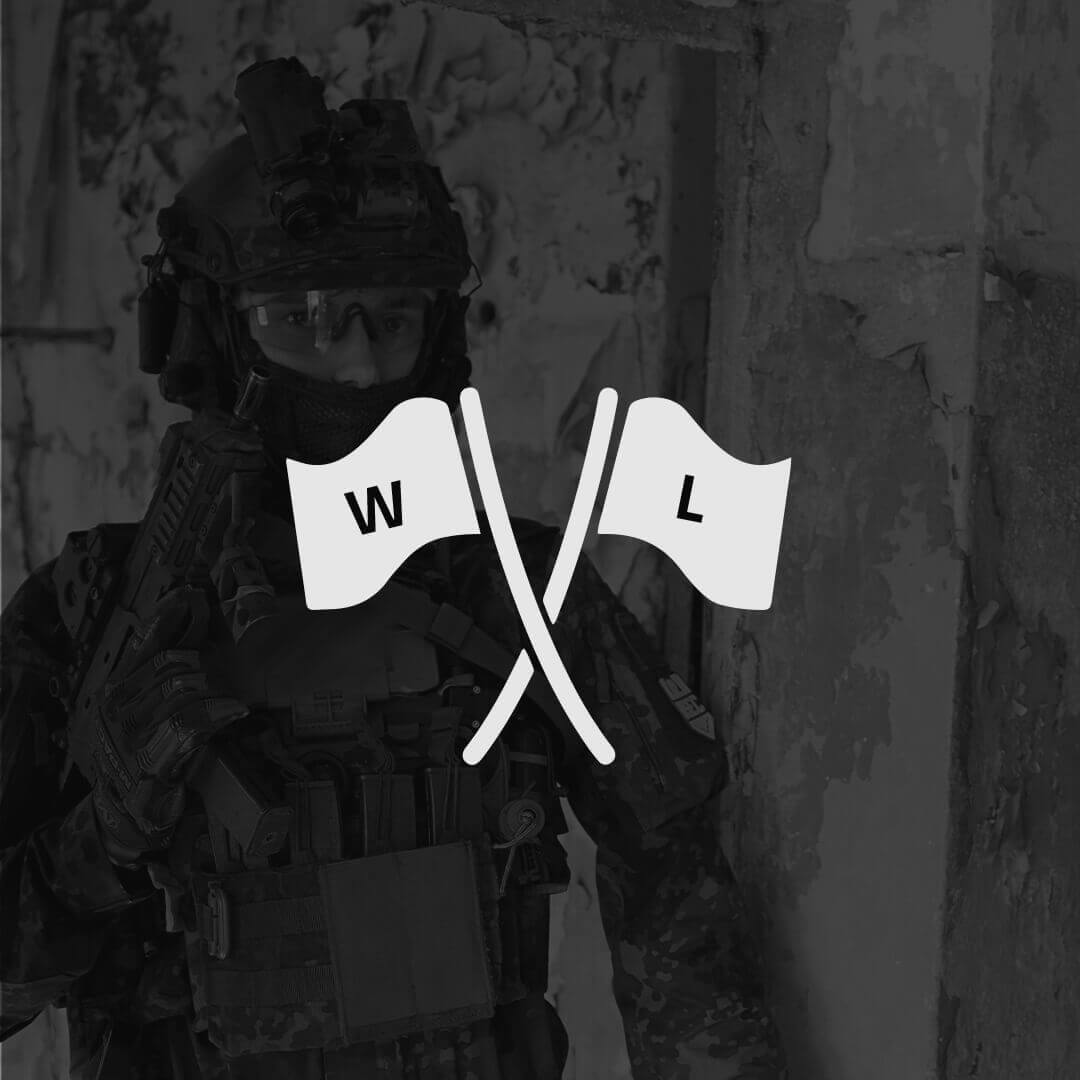 Taktischer Airsoft-Spieler mit Helm, Maske und Waffe vor einer abgenutzten Wand, mit überlagerten W/L-Fahnen.