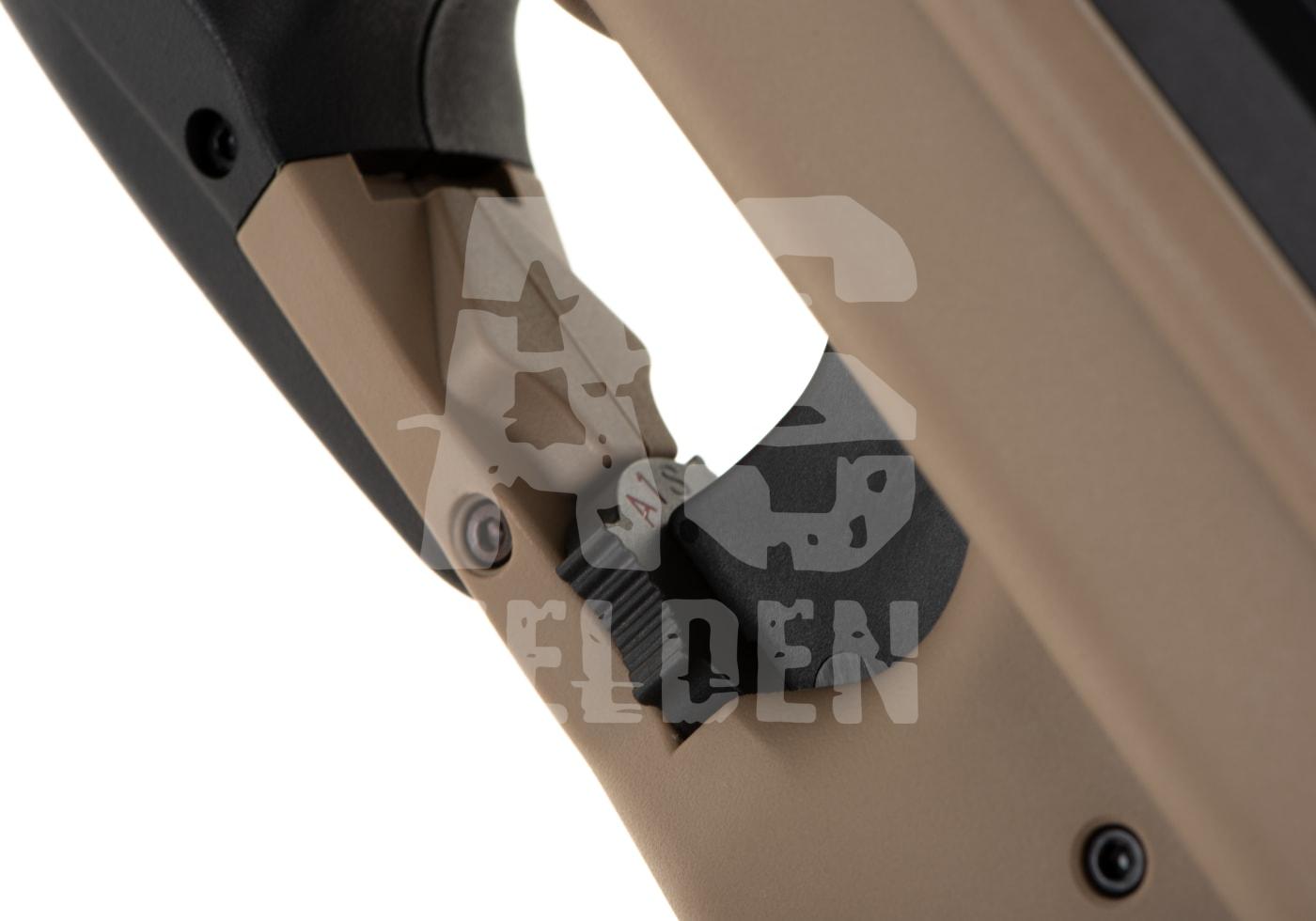 G&G FN F2000 Tactical S-AEG - ab 18 Jahren Nahaufnahme eines Abzugsbügels eines Airsoft-Gewehrs in Tan mit Detailansicht des Sicherungshebels.