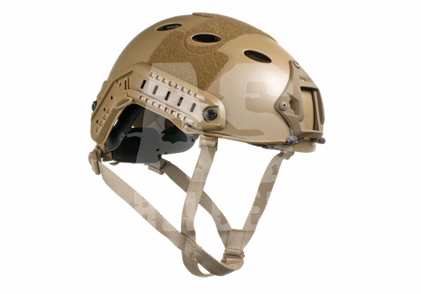 Tanfarbener Airsoft-Helm mit Schienen und Klettflächen, seitliche Belüftungsöffnungen, verstellbares Kinnband.