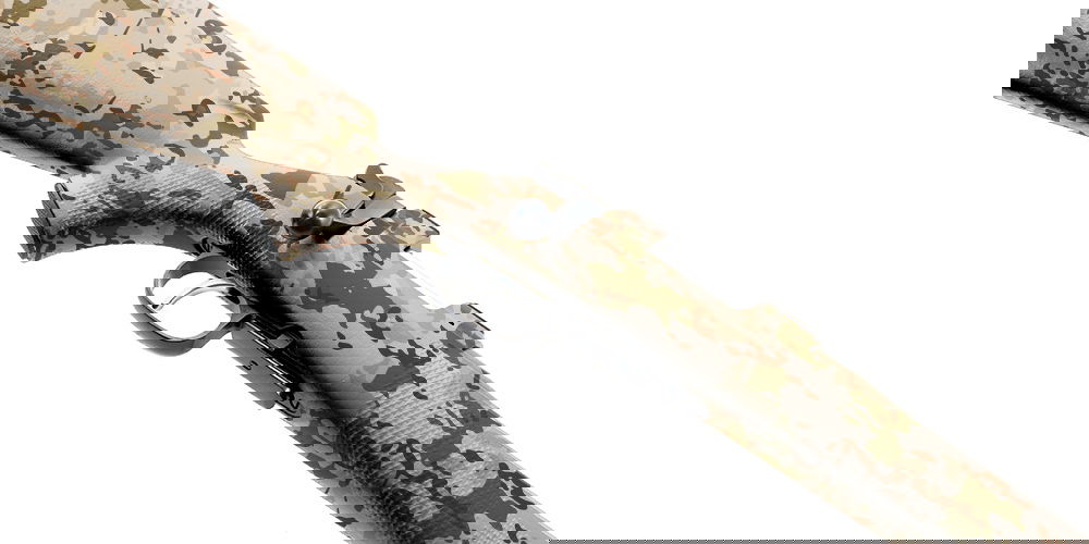 Airsoft-Schalldämpfergewehr mit Wüstentarnung in Nahaufnahme seitlich.