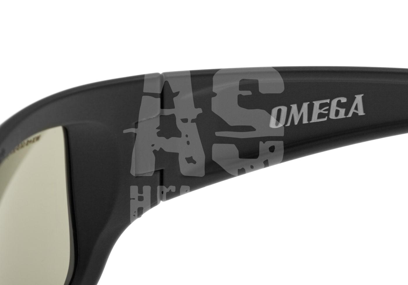 Nahaufnahme einer schwarzen Airsoft-Schutzbrille mit dem Schriftzug "OMEGA" auf dem Bügel.